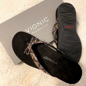 NIB Vionic Bella II Black Chevron Sandals